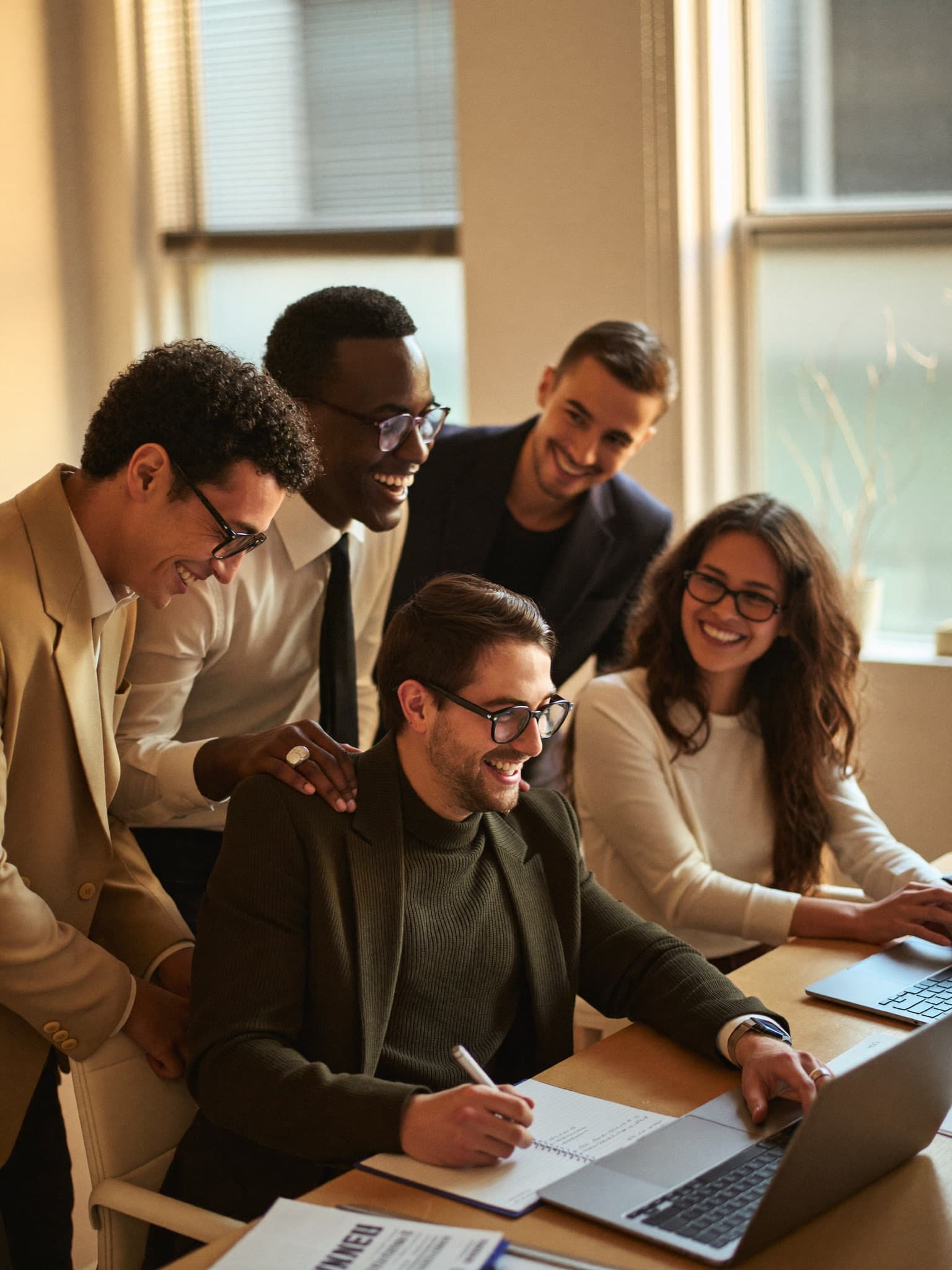 Glückliches Team bei der Arbeit